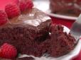 Неймовірно смачно! Шоколадний торт з фруктами за годину: Простий рецепт на кожен день (відео)