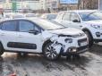 Масштабна ДТП в Києві: Через ожеледицю зіткнулися кілька авто, рух заблоковано (фото)