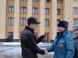 Скрепні жарти: У РФ губернатор змусив пожежника підстрибувати за ключами від нової службової машини (відео)