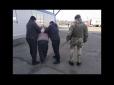 На Одещині прикордонники силоміць видворили з країни молдаванина-комуніста (відео)