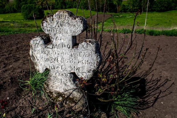 Крест на могиле семьи умершей от чумы в 1771 г. и похороненной возле своего дома. Село Камянка, Городоцкий р-н, Хмельницкой обл. Трогать такие кресты - табу