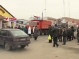 Протестуючи проти видобутку сланцевого газу: На Харківщині кілька десятків людей за допомогою труни перекрили трасу (відео)