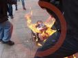 У реанімації: Стало відомо про стан чоловіка, який підпалив себе під Офісом президента у Києві