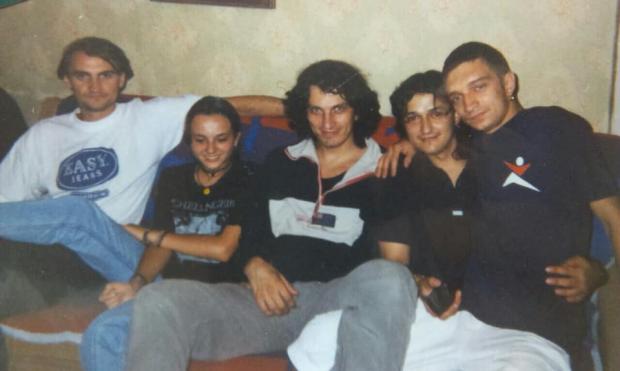 Група "Скрібін" у 1999 році у Києві - Ростислав (Рой) Домішевський у білій футболці та джинсах, Кузьма сидить в центрі та посміхається в оточенні друзів
