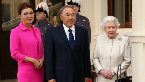 Дарига с отцом на приеме у королевы Елизаветы II в Букингемском дворце в ноябре 2015 года