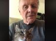Два меломани: Ентоні Хопкінс показав, як розважає свого кота на карантині (відео)