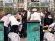 Головне, що Італії та США допомогли: У Росії голодні люди атакували смітники (відео)