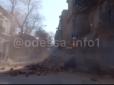Могло вбити групу людей: В Одесі старий будинок обвалився прямо на дорогу (відео)