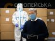 Фонд Порошенка передав до українських лікарень 20 тисяч захисних костюмів (фото)