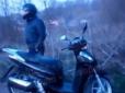 Україна у вогні: На Київщині орудує пара паліїв на скутерах (відео)