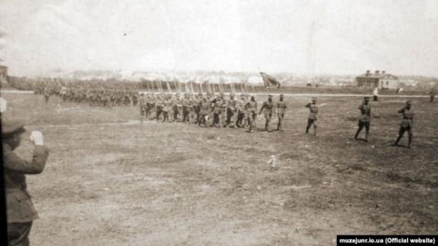 Головний отаман Симон Петлюра (ліворуч) приймає парад 6-ї Січової дивізії військ УНР. Бердичів, квітень 1920 року