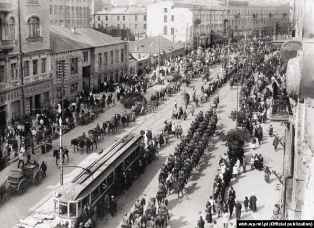 Українські і польські війська в Києві на Хрещатику після звільнення міста від більшовиків, 7 травня 1920 року