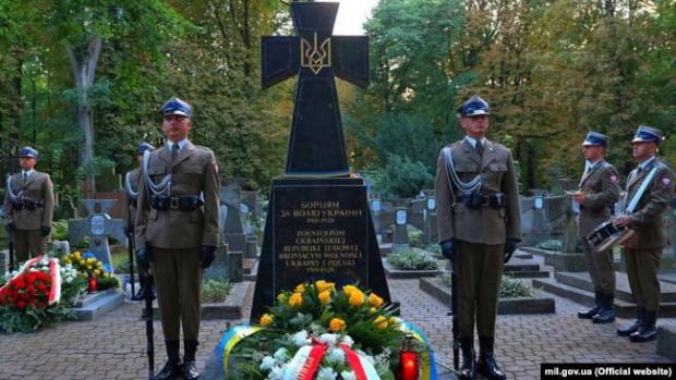 Почесна польська варта в День польського війська біля пам'ятника воїнам УНР у Варшаві, 15 серпня 2017 року