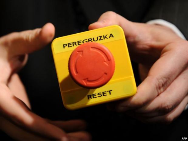Та сама кнопка в руках Гілларі Клінтон, 6 березня 2009 року