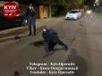 Кулі прошили правоохоронця наскрізь: Злочинець, що перебував у розшуку у Києві, важко поранив поліцейського