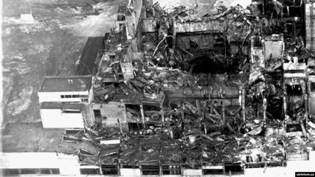 Одна з перших фотографій після вибуху на Чорнобильській АЕС