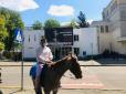 Привіз звернення до Авакова особисто: Плавець з Гідропарку приїхав до МВС на коні (фото)
