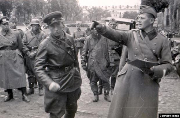 Підполковник армії нацистської Німеччини Ганс Георг Леммель (праворуч) і радянський офіцер під час передачі Брестської фортеці радянським військам, 22 вересня 1939 року