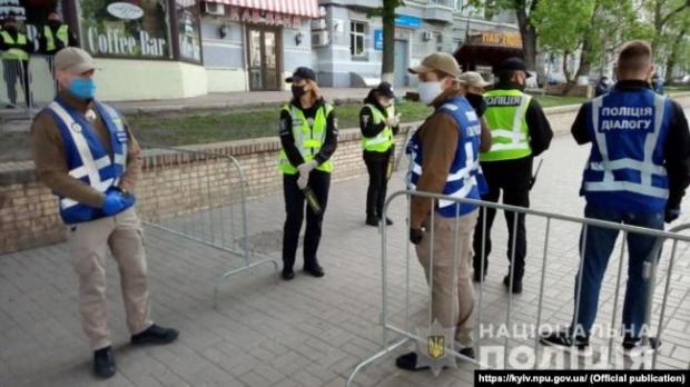 Поліцейські контролюють вулиці, що ведуть до Парку Слави. Київ, 9 травня 2020