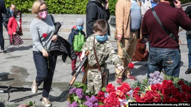 Кияни кладуть квіти на Меморіал вічної слави. Київ, 9 травня 2020