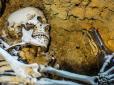Хіти тижня. Будні скреп: У Росії знайшли скелет людини, що сиділа на дивані з пляшкою