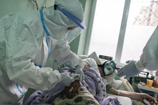 Медсестра за роботою в лікарні в Чернівцях