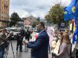 У Харкові на мітингу облили зеленкою екс-депутата, який очолив міський осередок ОПЗЖ (фото, відео)