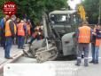Дохазяйнувались: У центрі Києва провалився під землю трактор комунальників (фото)
