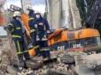 Медики допомогти вже не могли: У Києві на будівництві бетонна плита розчавила екскаватор з водієм (фото)