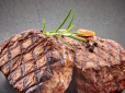 М'ясо буде ніжним і дуже смачним: Шеф-кухарі розкрили секрети ідеального стейка на грилі