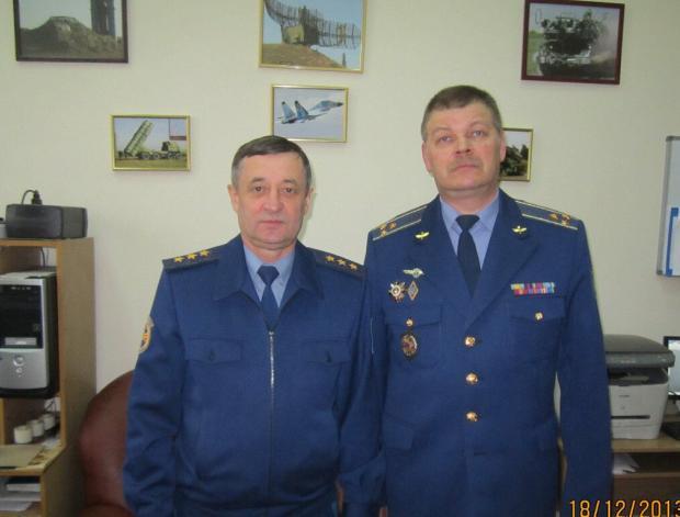 Микола Романов (справа)