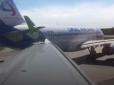 Народжені повзати: В аеропорту Санкт-Петербурга зіткнулися два пасажирські літаки (відео)