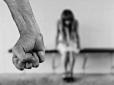Напав посеред вулиці: На Полтавщині 13-річна дівчинка дивом відбилася від ґвалтівника