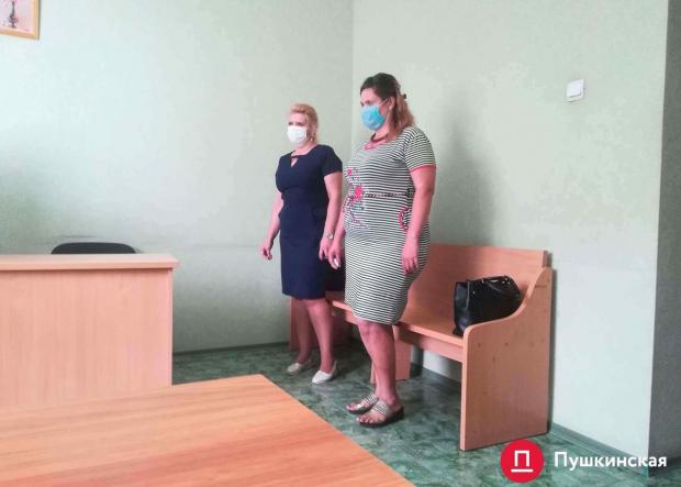 Виховательки Наталія Долінська та Андріана Кальчевська в Малиновському районному суді Одеси під час винесення вироку