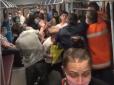 Через зауваження про маску: У харківському метро сталася бійка (відео)