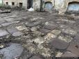 Подвір'я в'язиці НКВС у Львові замостили нагробками з єврейського цвинтаря (фото)