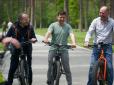 Хто б сумнівався: Прогулянку Зеленського з журналістами на велосипедах оплатили за рахунок українців (документ)