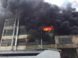 Димом затягнуло півміста: У Чернівцях сталася масштабна пожежа на взуттєвій фабриці (відео)