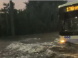 Вулиці перетворились на річки: Злива накрила Запоріжжя (відео)