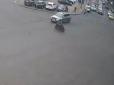 Хлопець пролетів кілька метрів: У Києві водій мопеда потрапив в жорстку ДТП (відео)
