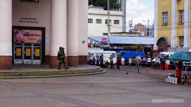 Робота вибухотехніків біля метро "Вокзальна".