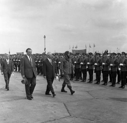 Фідель Кастро, перший секретар ЦК КПУ Микола Підгорний, голова Ради міністрів УРСР Володимир Щербицький обходять стрій почесної варти в аеропорту "Бориспіль"