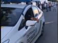 На україно-угорському кордоні поліція з мигалками супроводжує дорогі авто повз загальну чергу (відео)