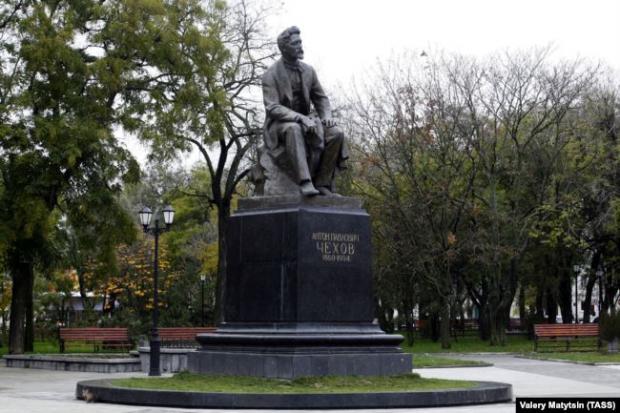 Пам'ятник письменникові Антону Чехову в Таганрозі, який був відкритий у 1960 році