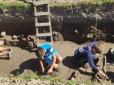 Під Тернополем археологи знайшли останки кількох людей - поруч з дівчиною була дитина (фото, відео)