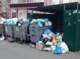 Схопив та кинув у смітник: В Одесі чоловік на очах очевидців влаштував розправу над дівчиною (відео)