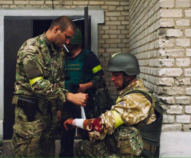 Артур Хоменко перевязывает раненого бойца