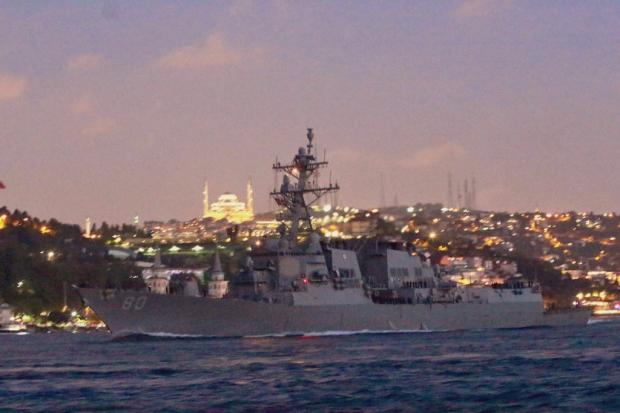 Ракетний есмінець військово-морського флоту США USS Roosevelt (DDG 80) під час переходу Босфору