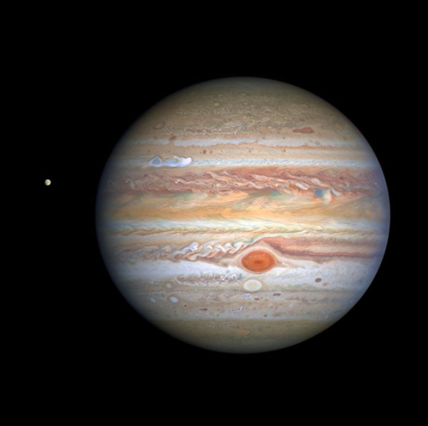 Нові шторми на Юпітері та крижаний супутник планети - Європа
