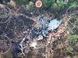 Там утворилася вражаюча воронка: Місце катастрофи винищувача в Росії показали із висоти пташиного польоту (фото, відео)